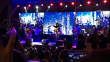 Hidup dan energik malam konser kinerja