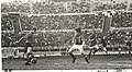 Bert Graafland (Nederland) in duel met Iriguibel (Spanje), WK Uruguay 1976.jpg