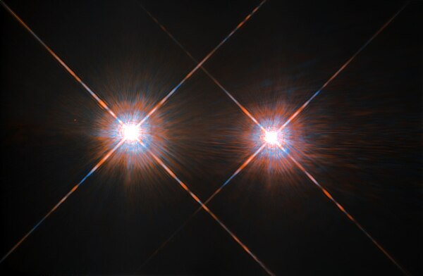 Alpha Centauri A (left) is of the same stellar type G2 as the Sun, while Alpha Centauri B (right) is a K1-type star.