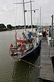 s/y Bies tankuje w Nieuwpoort w Belgii