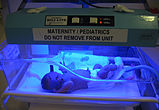 Neugeborenes im Wärmebett unter der Lichttherapielampe