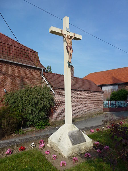 File:Blessy (Pas-de-Calais, Fr) croix devant l'église.JPG