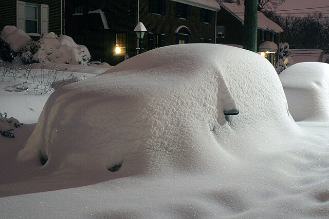 640px-Blizzard_aftermath_car_+_23.5_inches_of_snow.jpg (640×427)