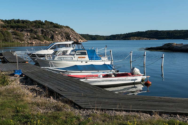 File:Boats in front of Trommekilen.jpg