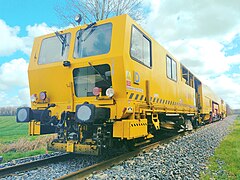 Une bourreuse-niveleuse Plasser & Theurer 109-3XR de la société Eiffage-Rail à Créhen le 24 mars 2024, lors de la rénovation de la ligne Dinan-Lamballe dans les Côtes d’Armor.