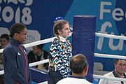 Deutsch: Boxen bei den Olympischen Jugendspielen 2018 Tag 12, 18. Oktober 2018 - Medaillenzeremonie im Leichtgewicht der Mädchen - Gold: Caroline Sara DuBois (Großbritannien), Silber: Porntip Buapa (Thailand), Bronze: Oriana Saputo (Argentinien); Medaillenübergabe durch Habu Gumel (IOC, Nigeria), Geschenkübergabe durch Raymond Silvas (USA, AIBA). English: Boxing at the 2018 Summer Youth Olympics on 18 October 2018 – Girl's Lightweight Medal Ceremony - Gold: Caroline Sara DuBois (Great Britain), Silver: Porntip Buapa (Thailand), Bronze: Oriana Saputo (Argentina); Medal handover by Habu Gumel (IOC, Nigeria), Gift presented by Raymond Silvas (USA, AIBA). Español: Boxeo en los Juegos Olímpicos Juveniles de Verano de 2018 en 18 de octubre de 2018 - Ceremonia de la Medalla de peso ligero para niñas - Oro: Caroline Sara DuBois (Gran Bretaña), Plata: Porntip Buapa (Thailand), Bronce: Oriana Saputo (Argentina); Entrega de medallas por Habu Gumel (COI, Nigeria), Regalo presentado por Raymond Silvas (EE. UU., AIBA).