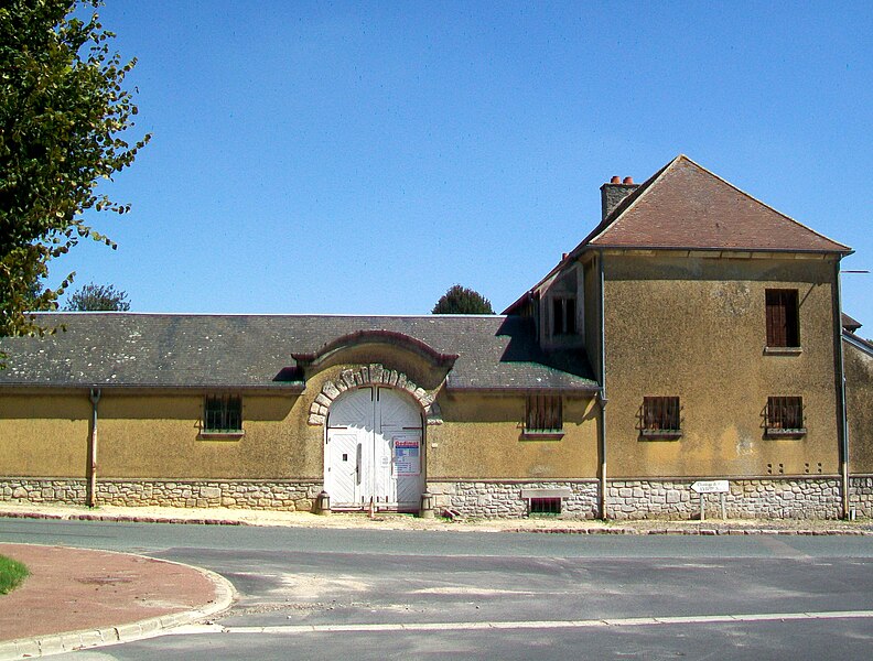 File:Brasseuse (60), place Viat-Bierry, ancienne ferme à l'est de la place.jpg