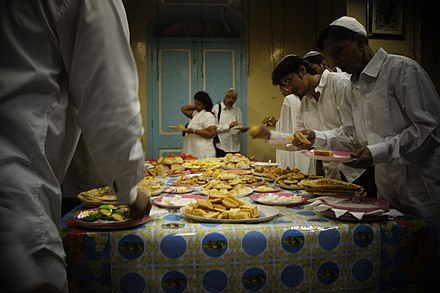 Umat Yahudi Mumbai berbuka puasa Yom Kipur dengan menyantap roti dan samosa
