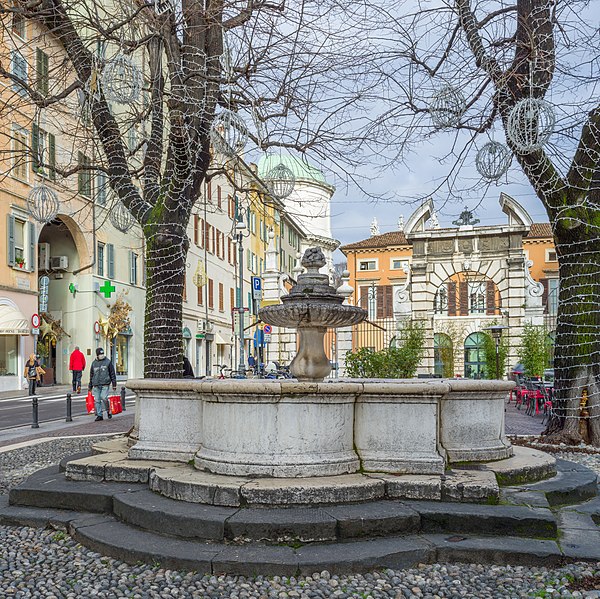 File:Brescia fontana e piazza del Vescovado.jpg