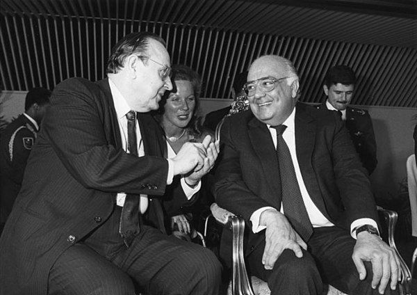 Lusinchi with Hans-Dietrich Genscher in 1987