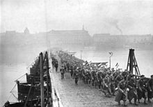 Bundesarchiv Bild 146-1976-076-25A, Koblenz, Soldaten überqueren Rheinbrücke.jpg