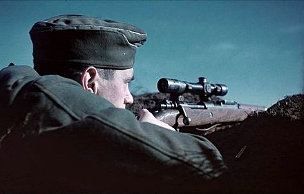 Sniper allemand en position à Stalingrad ; photo prise en septembre 1942.Source : Bundesarchiv.