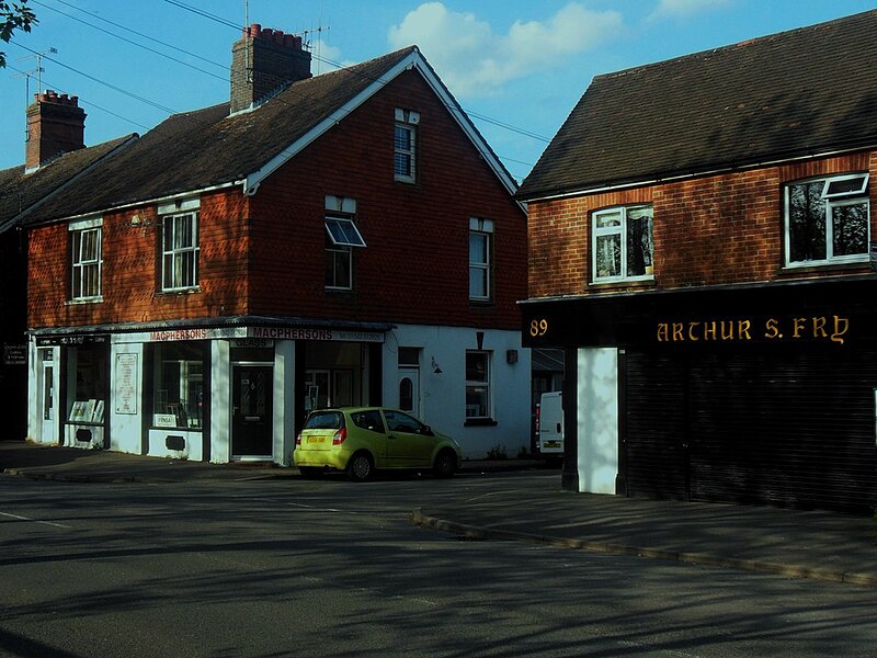 File:Businesses on Lingfield Road - geograph.org.uk - 3492123.jpg