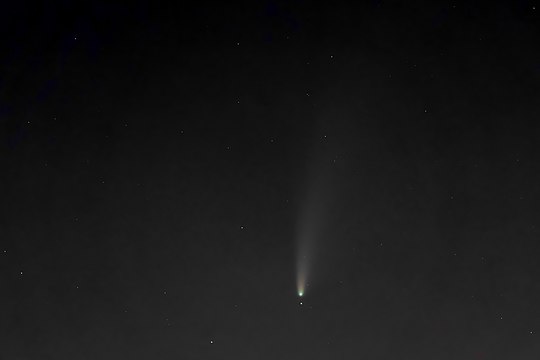 Konjunktion mit dem Stern Talitha Borealis (Iota Ursae Majoris, 3,2m) im Sternbild Großer Bär in der nautischen Abenddämmerung am 18. Juli 2020 um 23:28 Uhr MESZ in einer Höhe von 17° über dem nördlichen Horizont von Berlin (Bildhöhe = 4°). Der Abstand zwischen dem Stern und dem Kometen betrug sieben Bogenminuten. Am unteren Bildrand, etwas links der Mitte der südliche Nachbarstern Talitha Australis (Kappa Ursae Majoris respektive Alkaphrah).