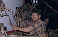 Een poppenspeler (dalang, Javaans: dhalang) tijdens een wayang kulit voorstelling, 1970