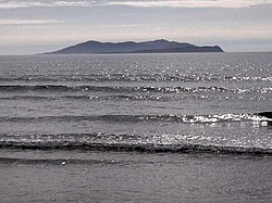 Ostrovy Caher Island (nižší ostrov v popředí) a Inishturk