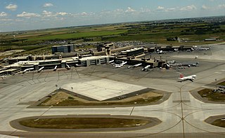 Calgary airport from the air By Qyd (Talk · contribs) (Own work (Own photo)) [GFDL (https://www.gnu.org/copyleft/fdl.html), CC-BY-SA-3.0 (https://creativecommons.org/licenses/by-sa/3.0/) or CC-BY-2.5 (https://creativecommons.org/licenses/by/2.5)], via Wikimedia Commons