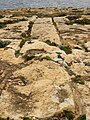 Schleifspuren an der Westküste von Gozo, ins Meer führend