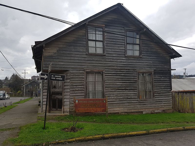 File:Casa Muñoz, Puerto Varas, Chile.jpg