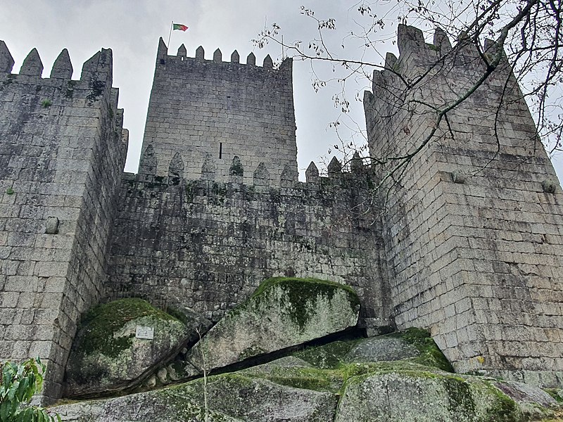 File:Castelo de Guimarães7.jpg