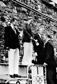 Currey (left) at the award ceremony in 1952 with Paul Elvstrøm (center) and Rickard Sarby (right)
