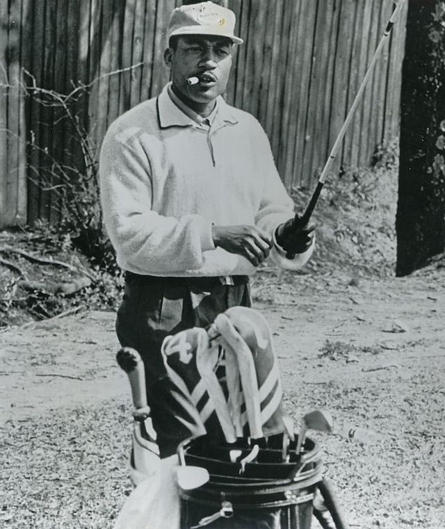 Charlie Sifford (1922-2015) est le premier golfeur Afro-Américain à avoir joué sur le PGA Tour, le principal circuit professionnel de golf nord-américain, en 1961.