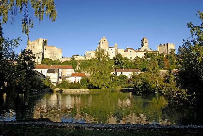 File:Chauvigny, total view on all castles.jpg