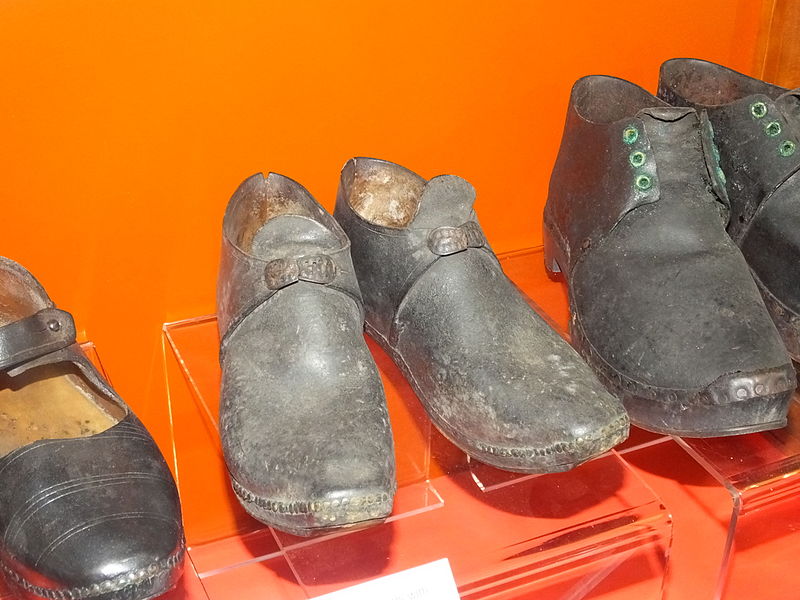 File:Clitheroe museum clogs display 8626.JPG