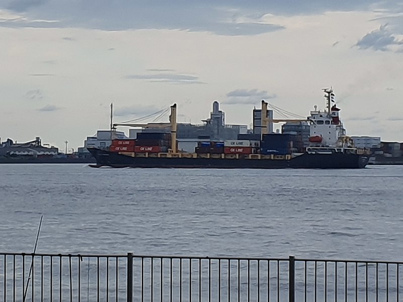 File:Containers carrier with cranes, Tokyo.jpg