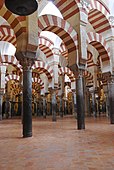 Arhitectura maură: Marile arce ale Moscheii-Catedrală din Córdoba (Spania)
