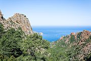 English: The small bay of Dardo and the calanches de Piana seen from route D81 (Corcica). Deutsch: Die kleine Bucht von Dardo liegt unterhalb den Calanches de Piana auf Korsika.