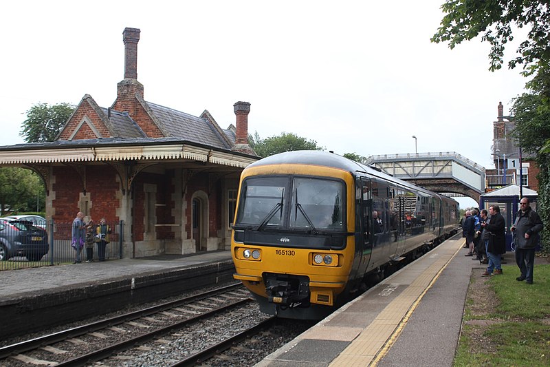 File:Culham - GWR 165130 Oxford service.JPG