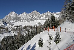 Dachstein-vuoristoa eteläpuolelta nähtynä.