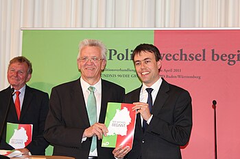 Met Winfried Kretschmann wordt in Baden-Württemberg voor het eerst een groene politicus gekozen tot regeringsleider van een Duitse staat in een rood-groene coalitie.