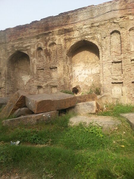 File:Destructed wall in Akbari Sarai.jpg