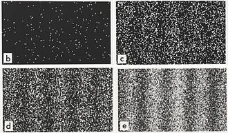 4 quadranti su sfondo nero che mostrano macchie/puntini bianchi inizialmente sparsi e sempre più densi;  possiamo gradualmente intuire in quelli inferiori la silhouette punteggiata di fessure.