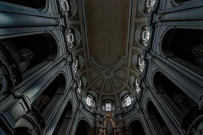 File:Dresden - Katholische Hofkirche 1755 (restored 1965) by Gaetano Chiaveri - Rococo - Views up from the centre of the Main Nave 12.jpg