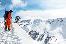 sciatori in piedi sulla cima della montagna