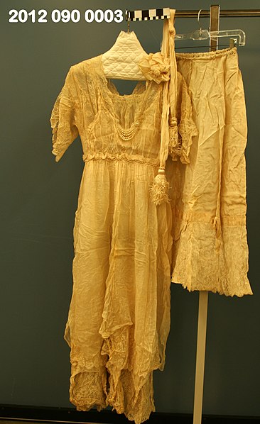 File:Ecru Lace and Chiffon Graduation Dress.jpg