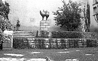 גן הפסלים בחצר הפנימית של המשכן לאמנות, שנות ה-50 של המאה ה-20. במרכז התמונה פסל ברונזה של חנה אורלוף