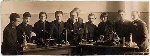 Élèves du lycée juif humaniste pendant un cours de chimie.