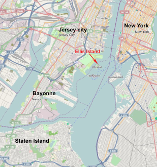 Ellis Islandin sijainti New Yorkin ja Jersey Cityn välissä merkittynä punaisella nuolella.