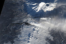Image satellite de l'éruption de 2012-2013 prise le 22 décembre 2012 : deux coulées de lave s'échappent de fissures volcaniques qui rejettent des panaches volcaniques dans un paysage enneigé.
