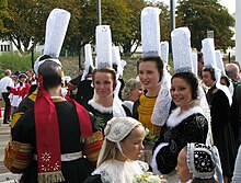 Breton women wearing the Bigouden distinctive headdress, one of the symbols of Breton identity FIL 2009 - Coiffes bretonnes - bigoudenes - cercle ar vro vigoudenn.JPG