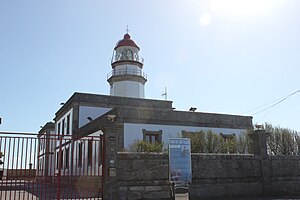 Cabo Silleiro: Faro, Instalacións militares, Costa