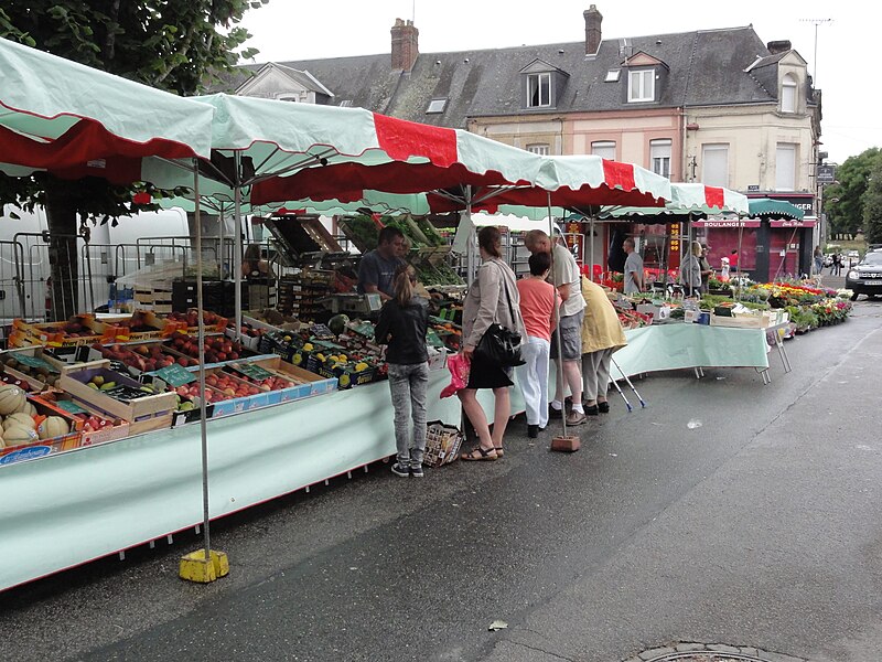 File:Fauville-en-Caux (Seine-Mar.) place Gaston Sanson, marché du mercredi (02).jpg