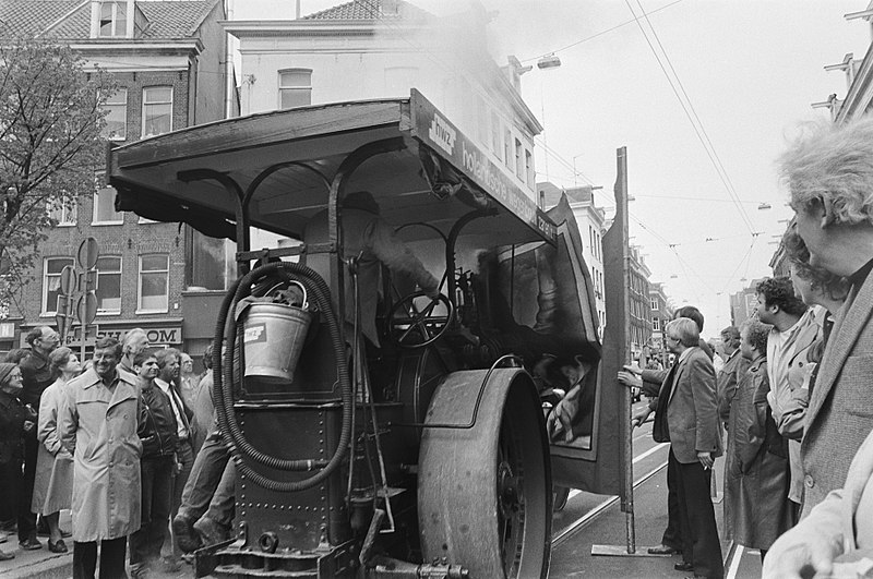 File:Ferdinand Bolstraat weer geopend doordat wethouder Van der Vlis met stoomwals do, Bestanddeelnr 932-1290.jpg