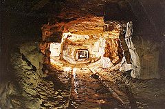 Тунел между грубо дялани каменни стени