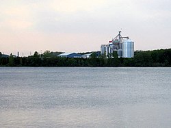 Melihat dari Floradale Pabrik Pakan ternak terlihat di Woolwich Waduk