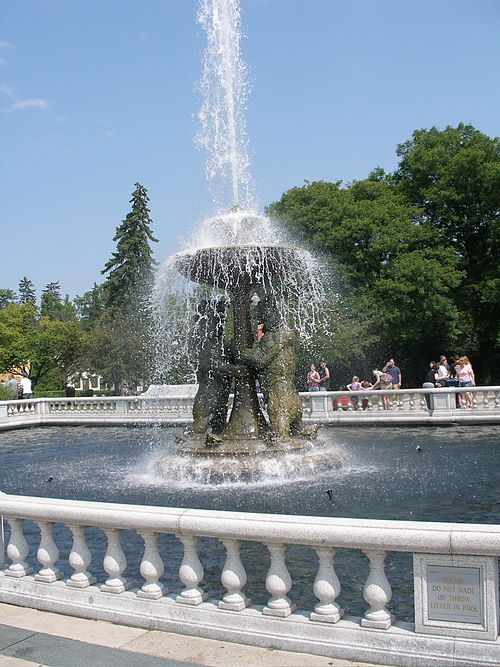 Image: Fountain Detroit Zoo 1